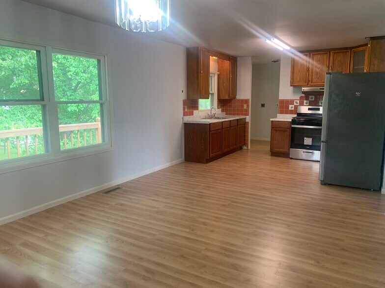 View from dining room to kitchen - 274 Hillcrest Ave