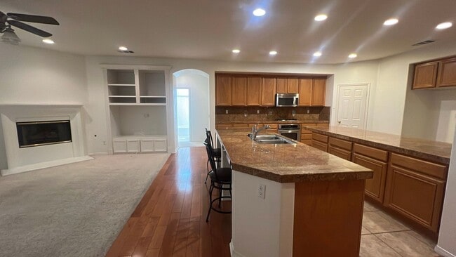 Building Photo - West Palmdale Home in Golf Course