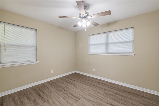 Building Photo - 207 Iris Cir