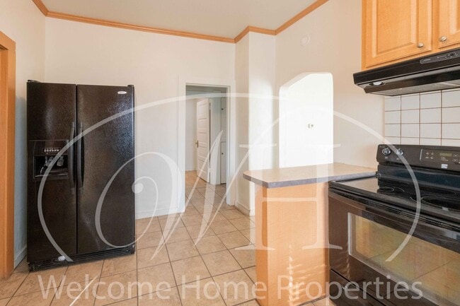 Building Photo - Sprawling 4 bed/2bath Craftsman Home