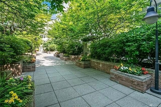 Court Yard - 10042 Main St