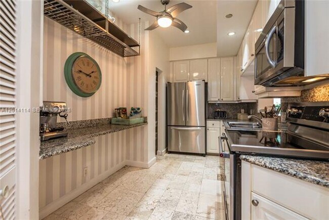 Building Photo - 888 Brickell Key Dr