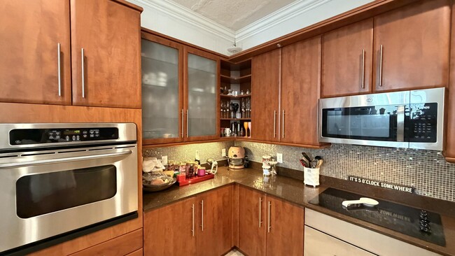 Building Photo - 210 NE 69th Cir