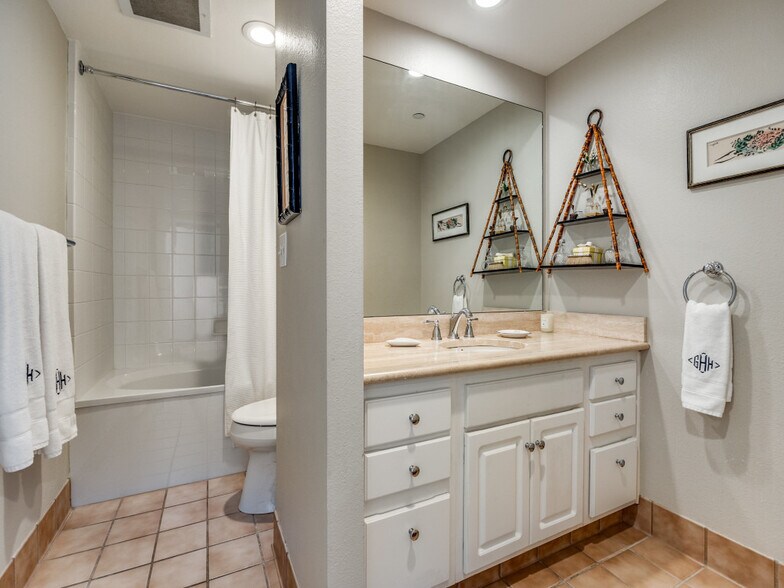 Building Photo - 4242 Lomo Alto Dr