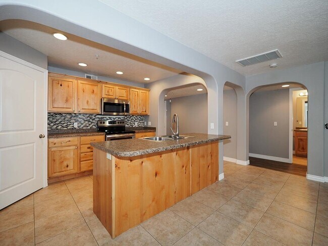 Building Photo - Beautiful Daybreak Condo