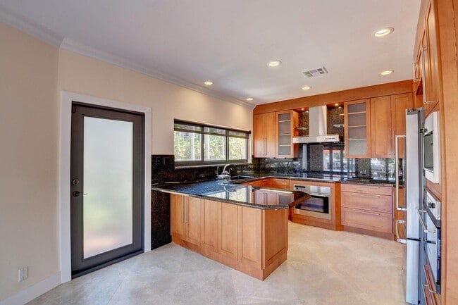 Building Photo - 1121 Bel Air Dr