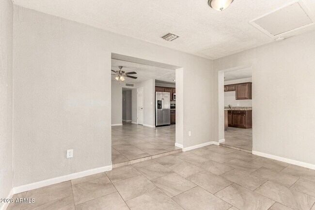 Building Photo - 1708 N Daffodil St