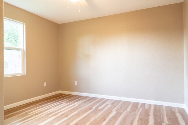 Building Photo - 130 E Bernard St