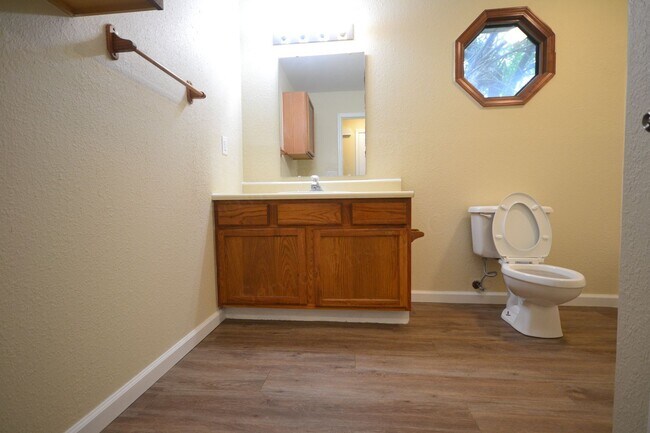 Building Photo - 3 Bed 1 Bath House with a 1 Car Garage For...