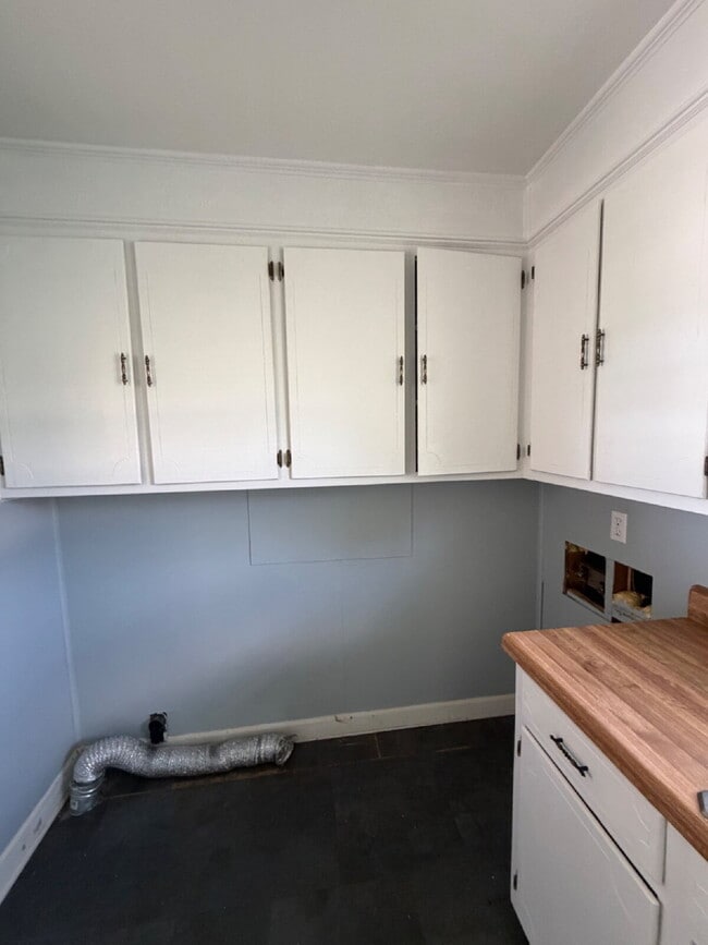 Building Photo - CUTE 3 BR, 1 BA BRICK HOME IN CONVENIENT MT OLIVE LOCATION