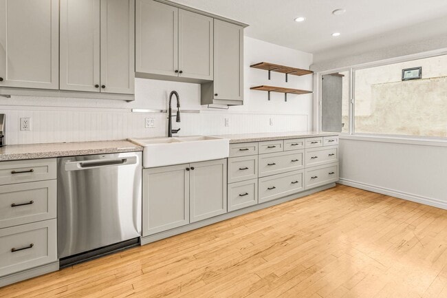 Building Photo - Spacious 3 Bed / 3 Bath Ocean Beach Townhome with Private Patio & Garage - Available NOW