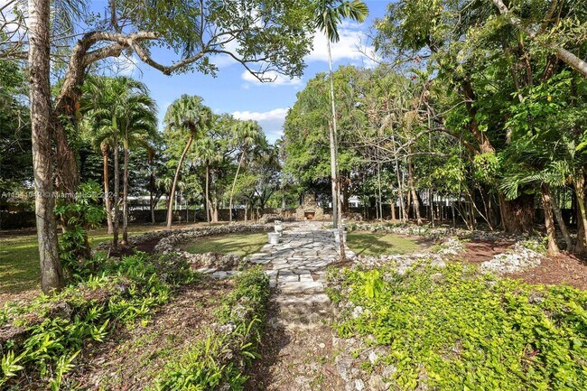 Building Photo - 1224 Country Club Prado