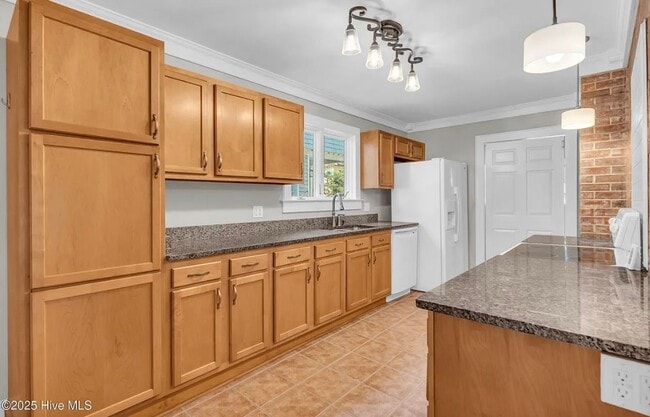 Building Photo - 3 Bed 3 Bath Historic Home