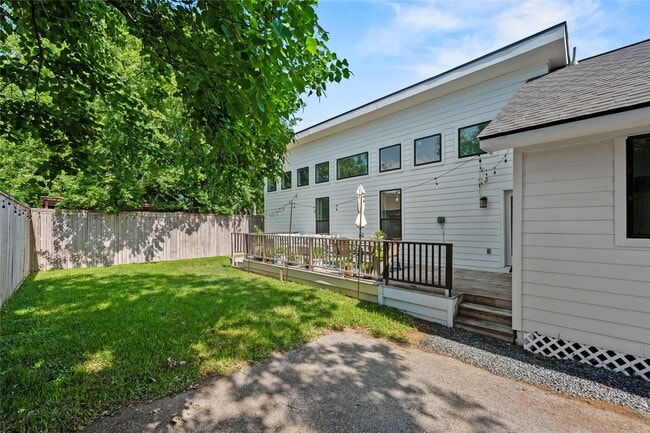 Building Photo - 3211 Cochran St