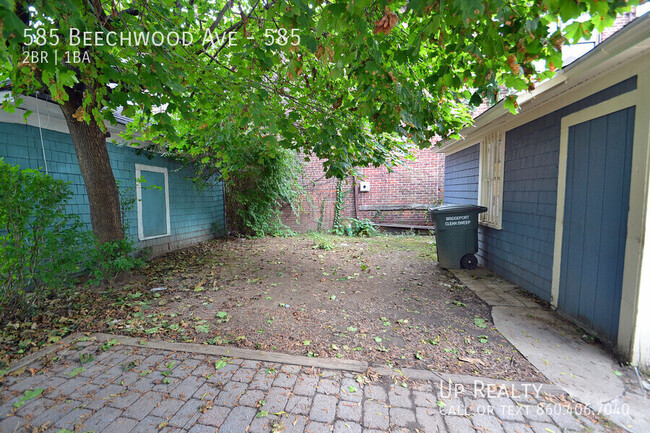 Building Photo - Spacious 2BR/1BA Apartment with Vaulted Ce...