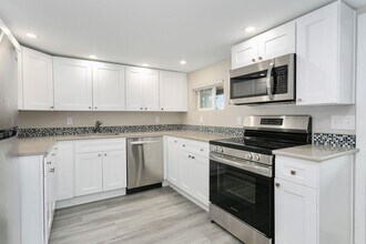 Building Photo - 2 bd 1 bath Apartment-entire bottom floor