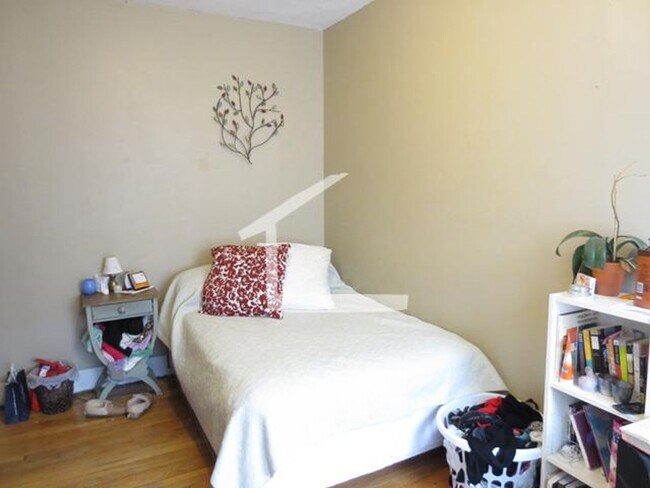 Building Photo - Beautiful, Renovated and Affordable Allston 3 Bed right off Comm Ave for September 1st