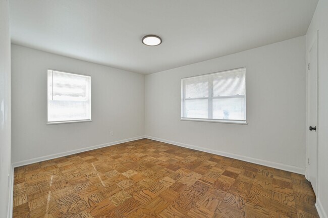 Building Photo - 6104 S Villa Ave