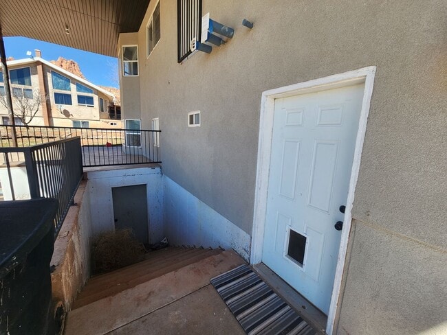 Primary Photo - *utilities included* 3 bed 2 bath house in...