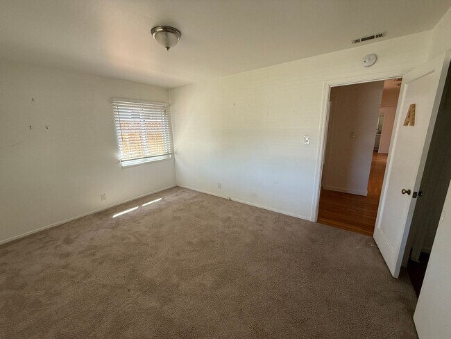 Building Photo - Stunning 3 Bed 2 Bath Home | Spacious Back...