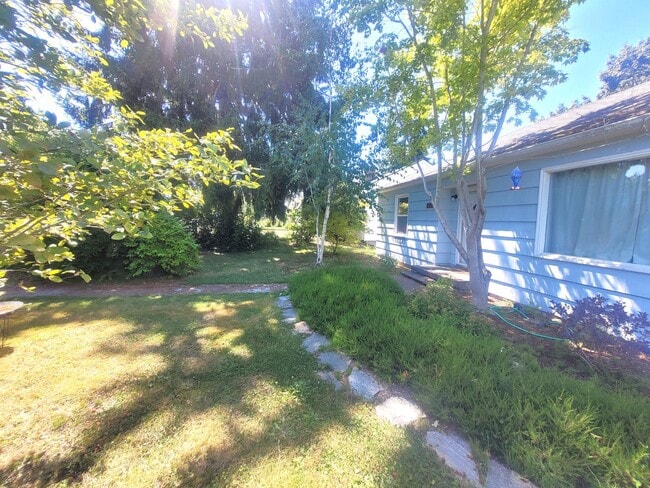 Building Photo - Charming Two Bedroom Home with Beautiful Y...