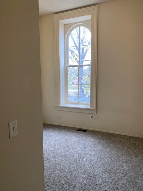 Building Photo - 140 E Main St