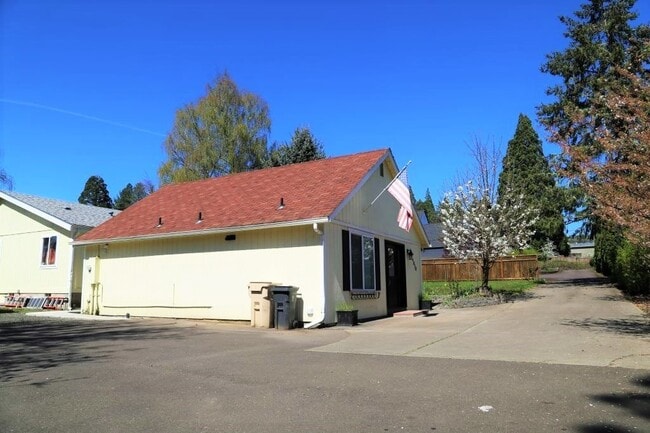 Building Photo - 4030 SW Western Blvd
