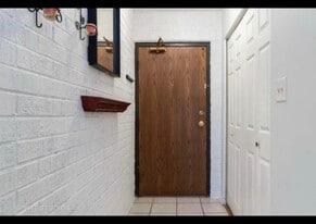 Building Photo - 138 E Bailey Rd