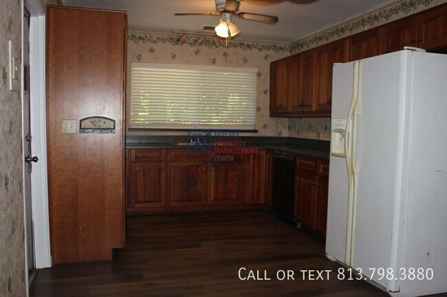 Building Photo - 621 Sunset Dr