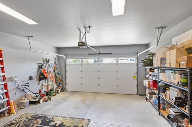 Building Photo - Like-New 3 bed 2 bath w/ Garage