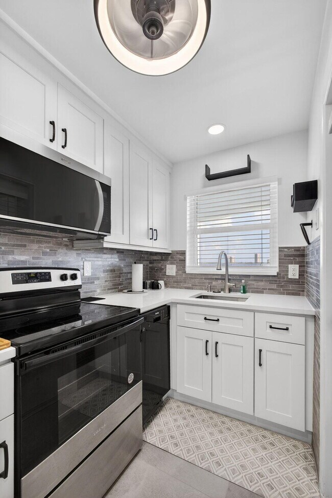 Building Photo - 100 Shore Ct