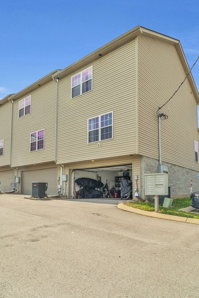 Building Photo - Great End-Unit Townhome with upgrades galore!