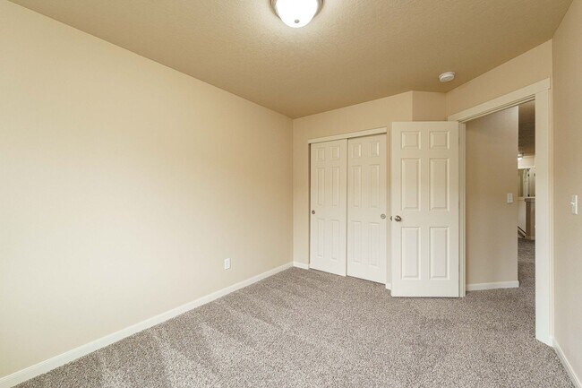 Building Photo - ASK ABOUT ONE MONTH FREE SPECIAL - Ask Us How! Convenient Location 3 Bedroom 2.5 Bathroom with Fe...