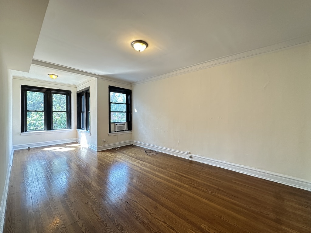 Building Photo - 2647 N Sawyer Ave