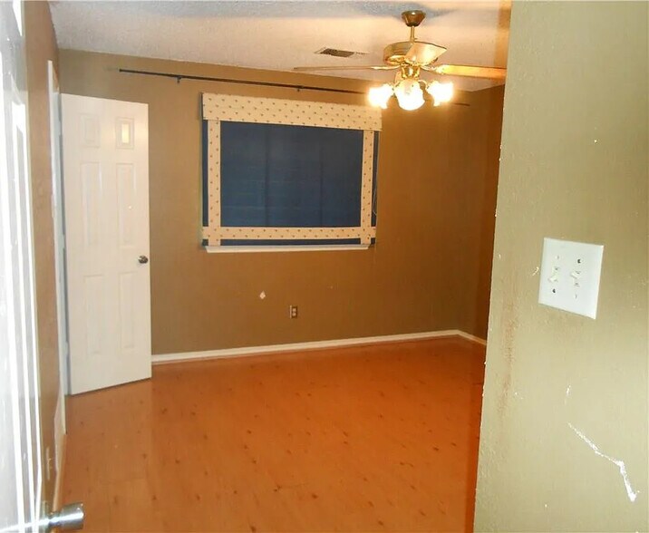 Building Photo - 4932 Longwood Ct