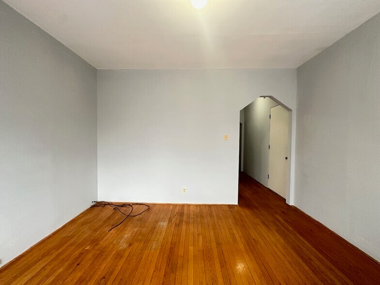 Building Photo - 1212 W Thorndale Ave