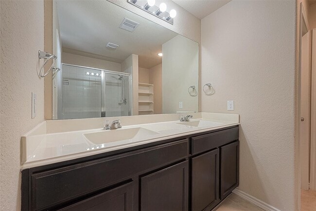 Building Photo - 18118 Trace Pointe Ln