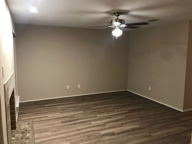 Building Photo - Newly Remodeled Condo!