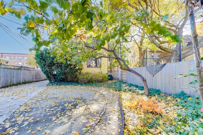 Building Photo - 916 Pleasant St