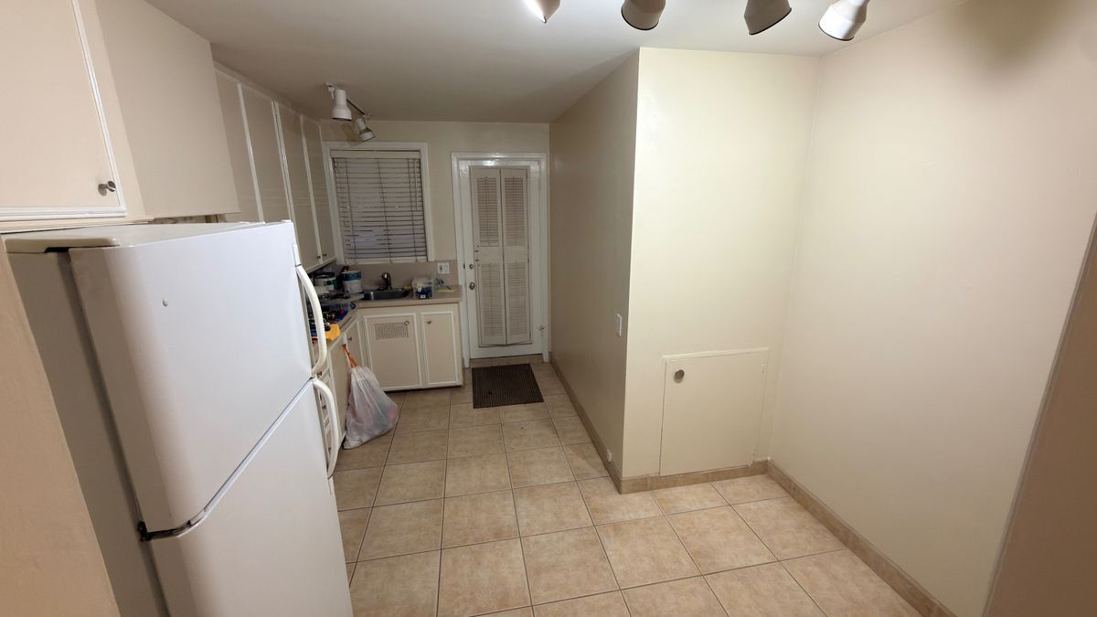 Building Photo - 1510 E Broadway