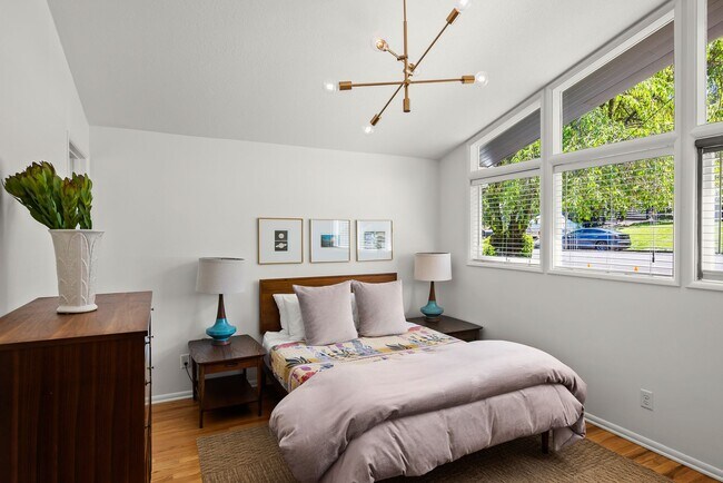 Building Photo - 4 Bed / 3 Bath in the Hallinan Neighborhood