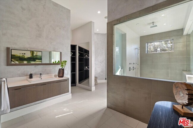 Building Photo - 2666 Hutton Dr