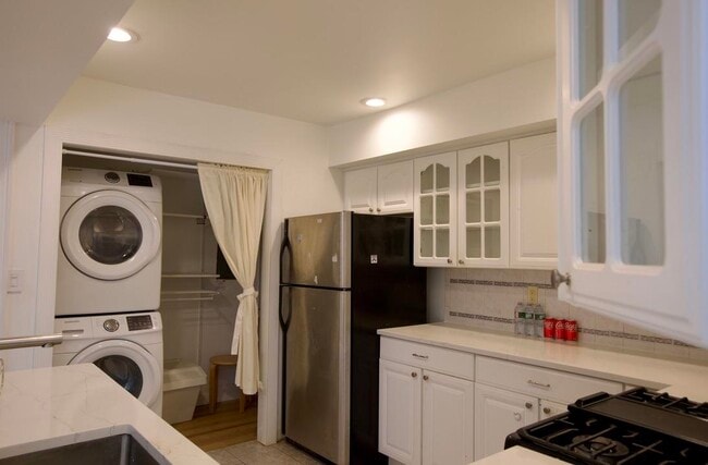 Building Photo - 702 Mainsail Ln