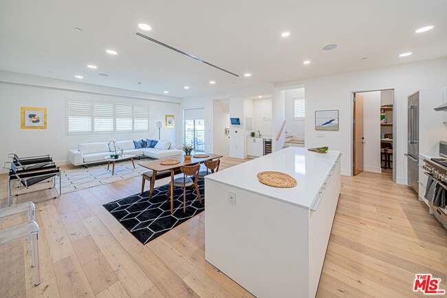 Building Photo - 6142 1/2 Lexington Ave