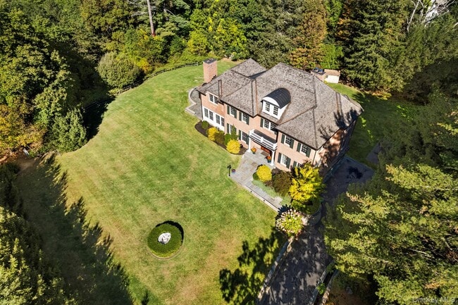 Building Photo - 2 Heathcote Dr