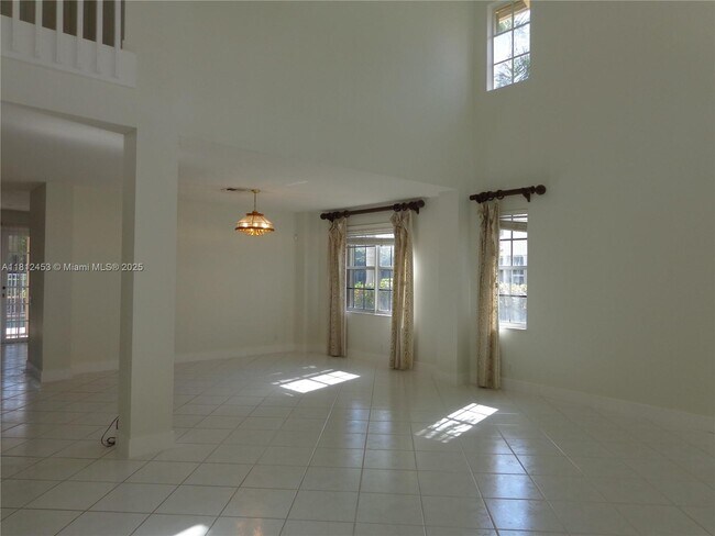 Building Photo - 991 Crestview Cir