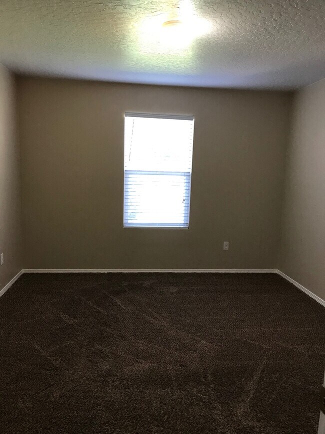 Building Photo - 3 bed/ 2 bath... 2 car garage... Single Level...In the Meadowbrook Subdivision.