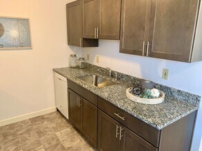 Building Photo - 3 Bed / 2 Bath Townhome -  Welcome Home to Space & Simplicity!