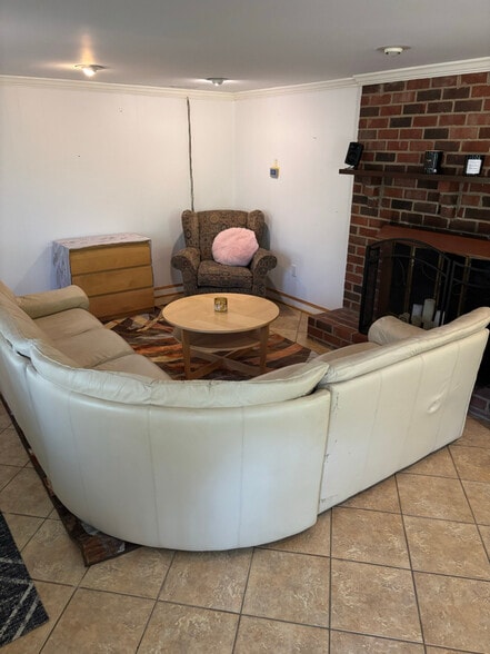 Building Photo - 1900 Oakengate Ln