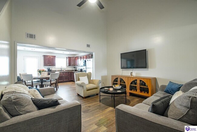 Building Photo - 114 Twin Lakes Dr
